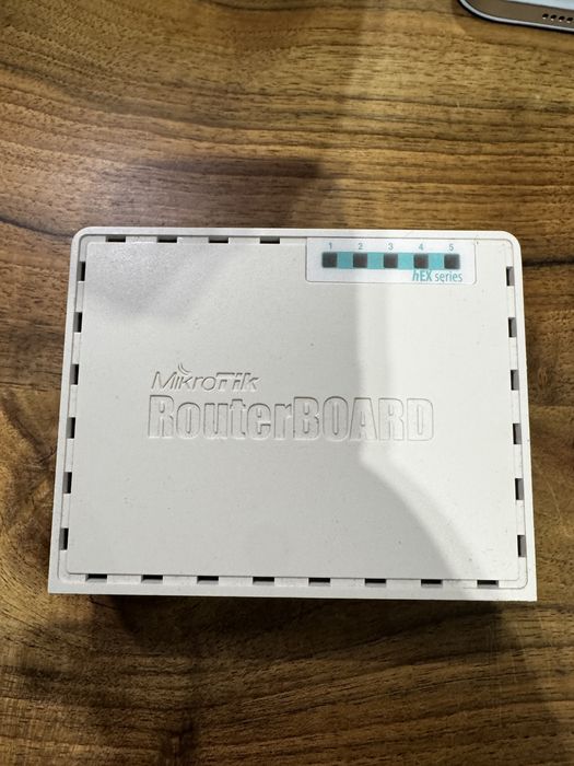 Маршрутизатор MikroTik hEX (RB750Gr3)