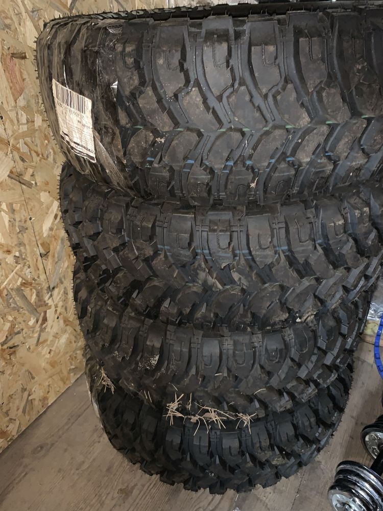 Шини 235/65/R17 нові 18000 грн.