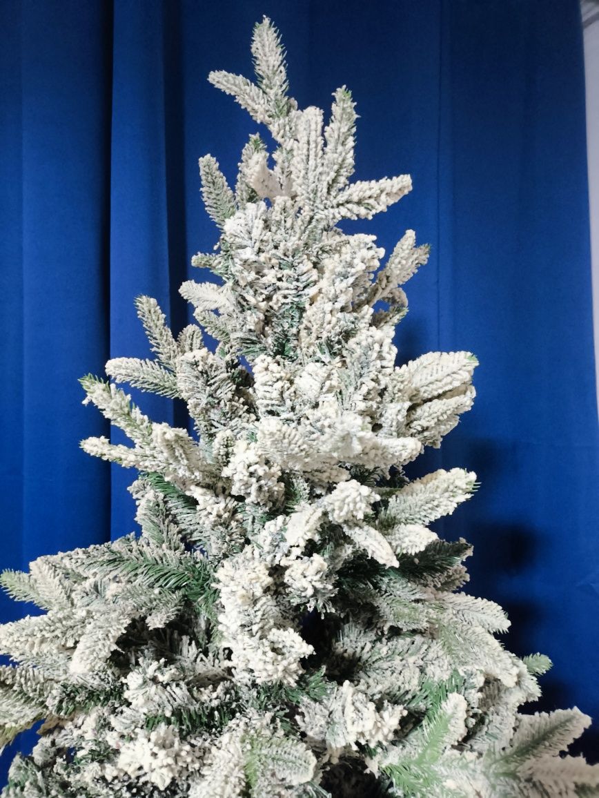 Árvore de Natal com neve