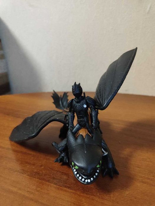 Легендарный дракон беззубик и герой мультика "Как приручить дракона"