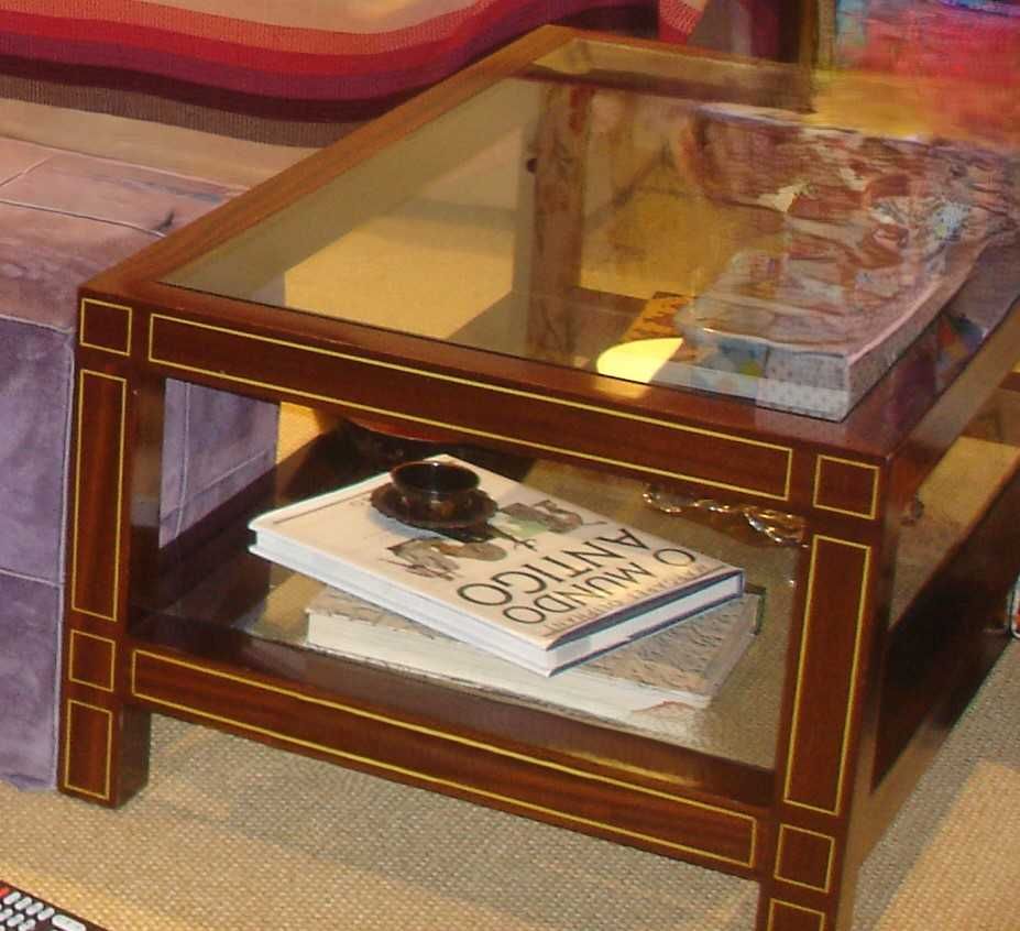 Mesa de madeira e vidro