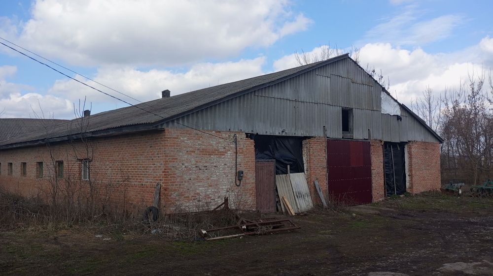 Продам приміщенн не житлове , ферма, корівник, склад.