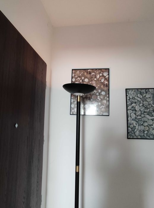 Lampa stojąca czarna
