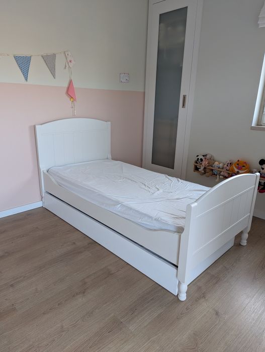 2 camas individuais com colchão e cama gavetão