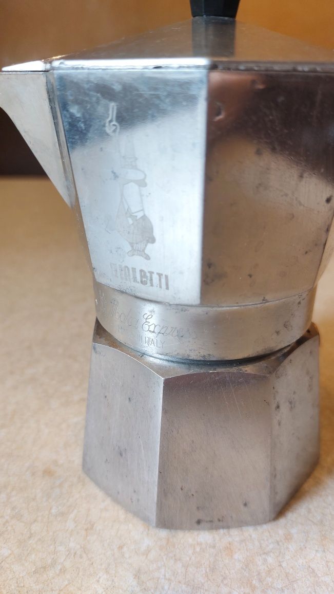 Продам гейзерную итальянскую кофеварку Bialetti