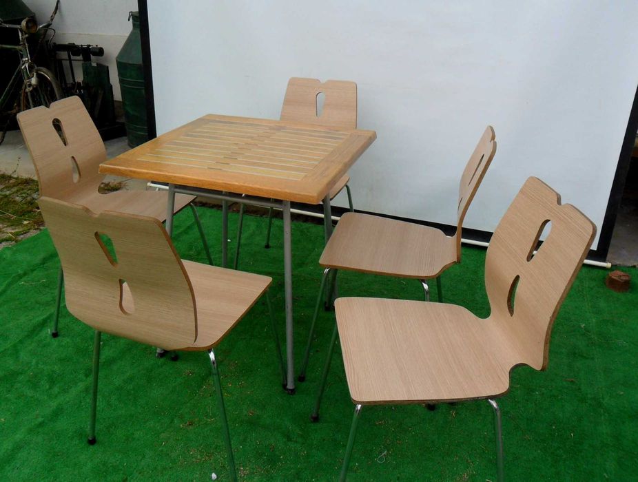 Mesa com cadeiras