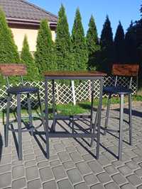 Stołki barowe i stolik