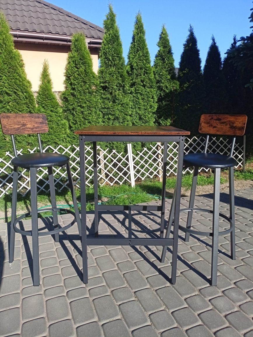 Stołki barowe i stolik