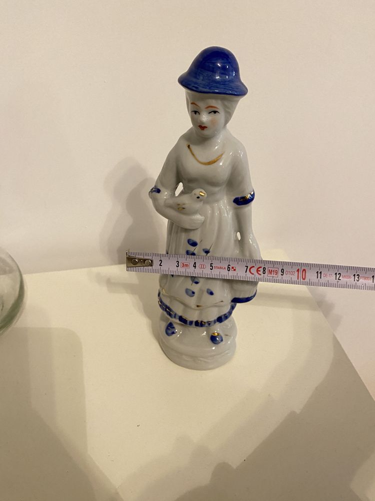 Figurka porcelanowa dama w niebieskim kapeluszu