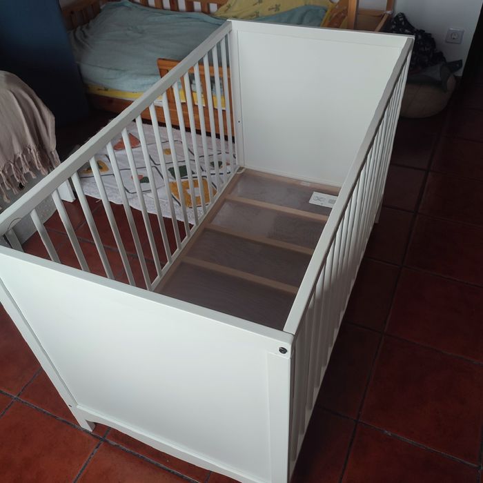 Berço branco IKEA com duas posições do estrado evolutivo, medidas 120x