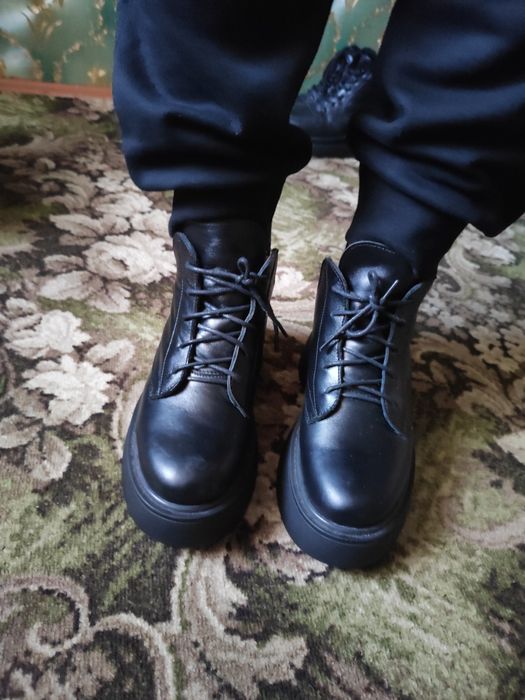 Жіночі нові  шкіряні ботільйони, 40 розмір