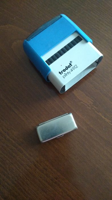 pieczątka w pudelku   metalowym