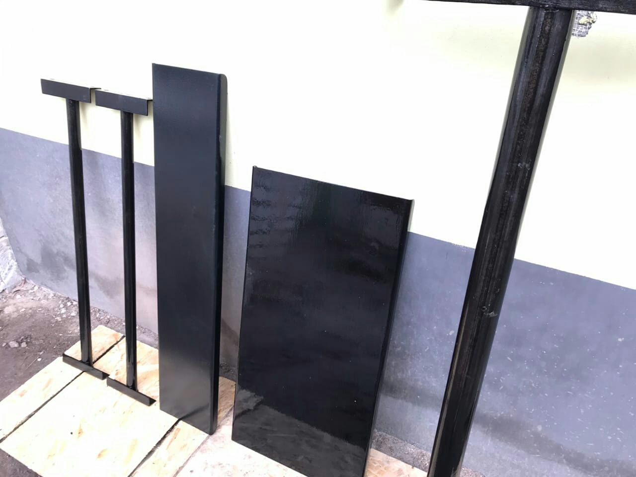 Продам НОВЫЙ метал.комплект столик+скамейка для кладбища или сада