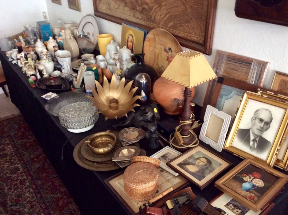 Vendo várias velharias (copos, pratos, livros, azulejos antigos, etc)