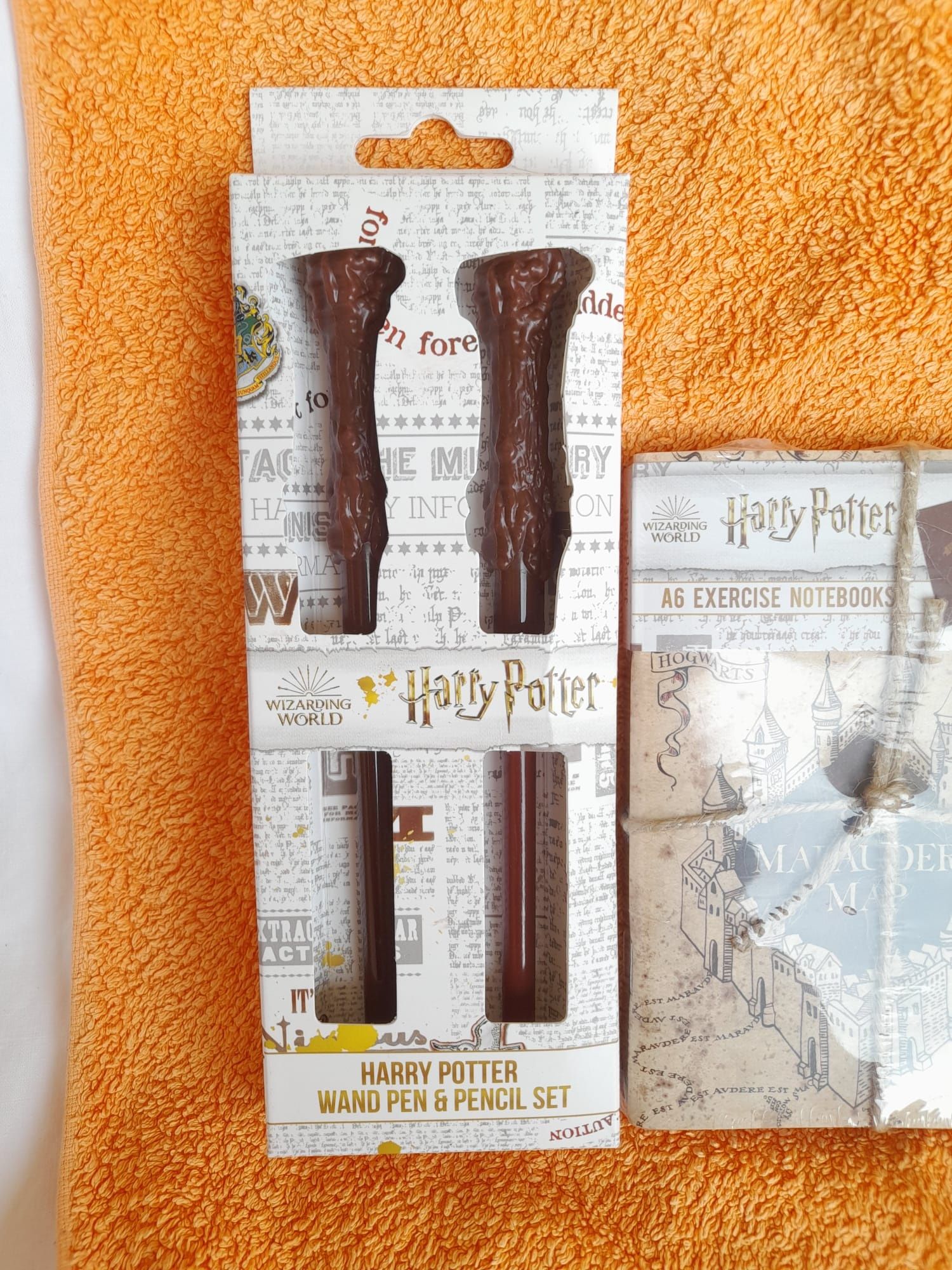 Conjunto 3 cadernos, 2 canetas varinha e 1 lápis varinha Harry Potter