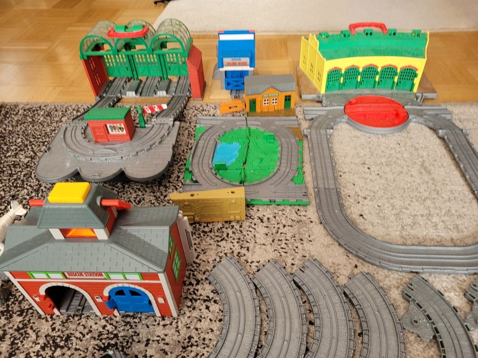 Tomek i Przyjaciele Zestaw budynki tory Remiza Domkowo Grodkowo