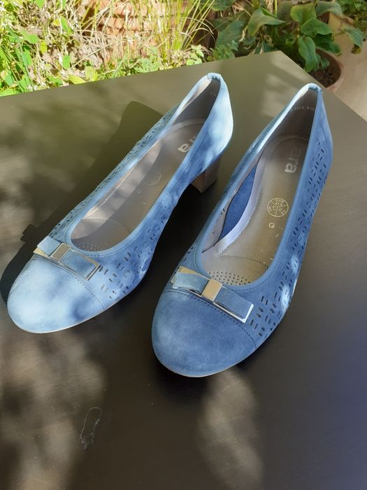 Śliczne niebieskie zamszowe czółenka marki ARA