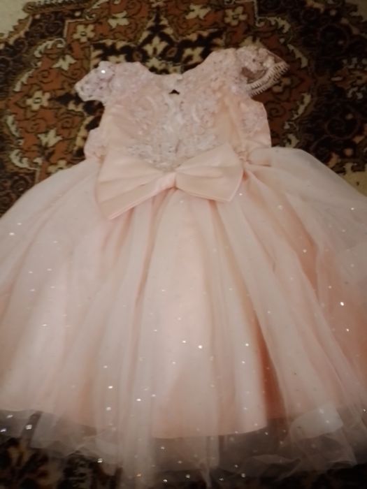 Продам нарядну сукню на дівчинку 5- 6 років