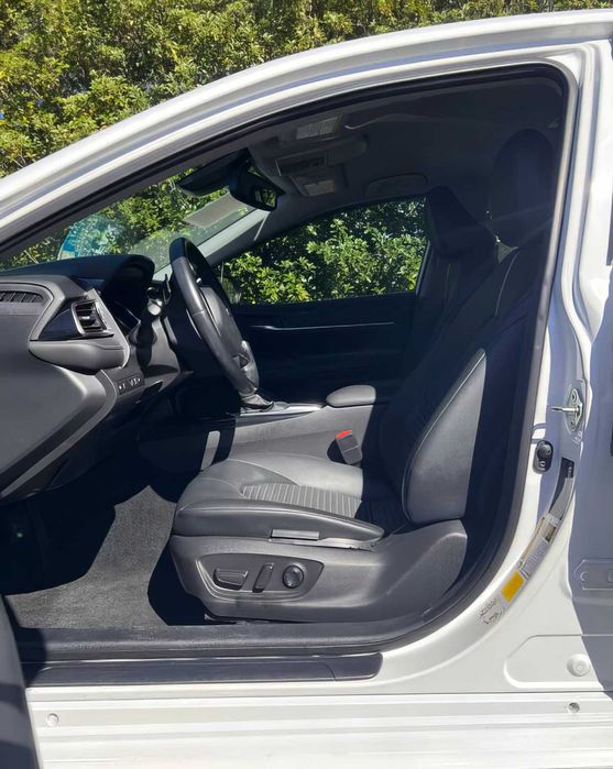 Toyota Camry SE      2020