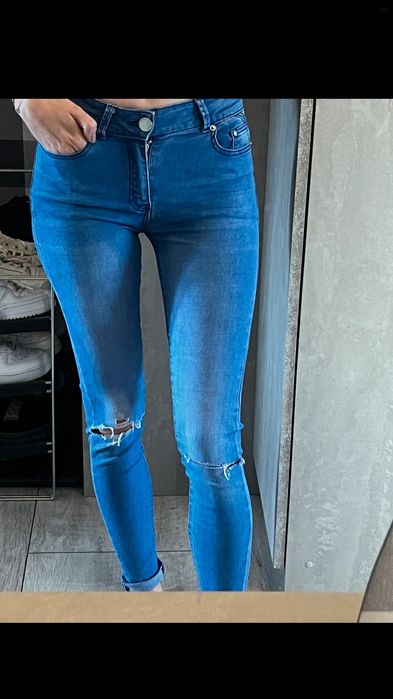 Jeansy z dziurami