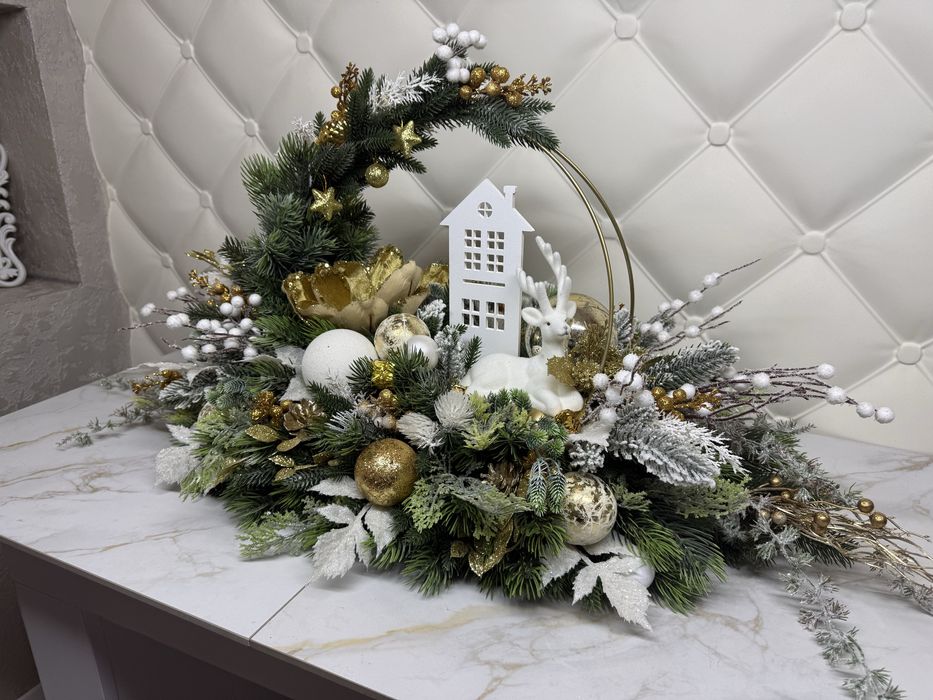 Різдвяна композиція зі штучних квітів