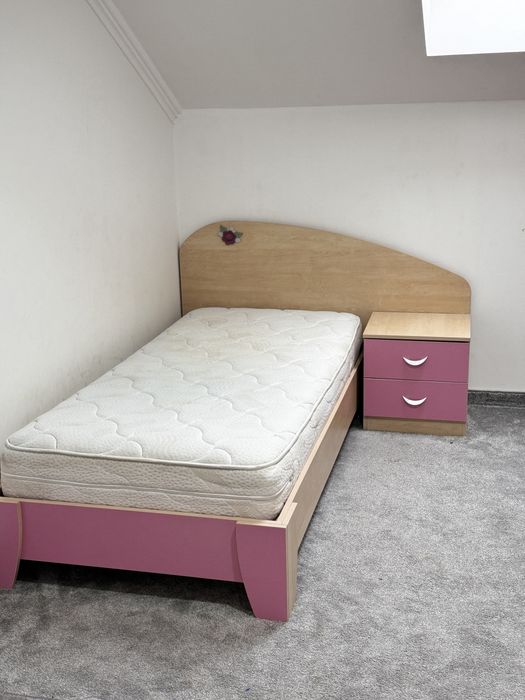 Дитяча спальня для дівчинки, ліжко, стіл, тусмба, шафа, матрац