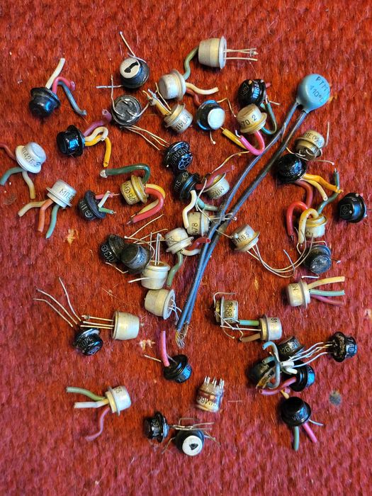 Кремниевые триоды, микросхемы, конденсаторы, сопротивление-резисторы.