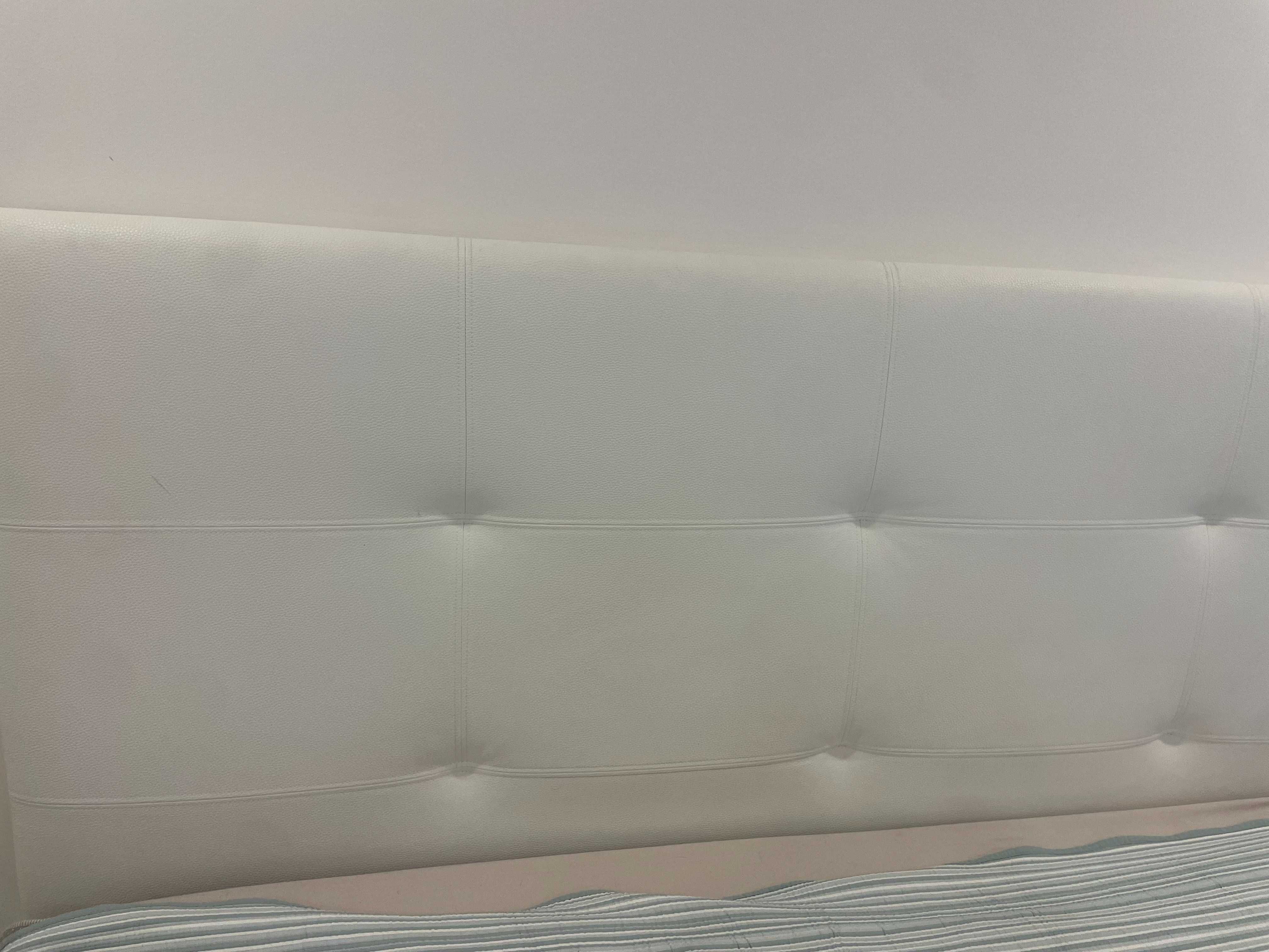 Cama Sommier com Cabeceira Branca