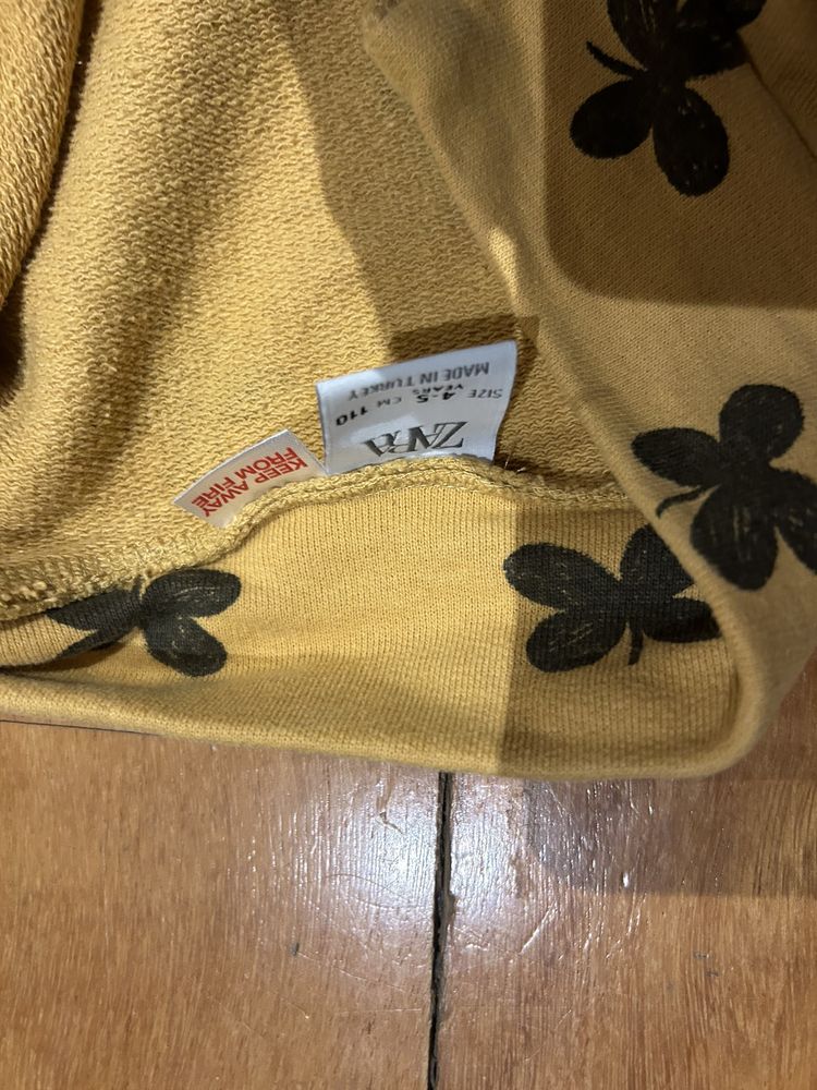 colete H&M em rosa vestido mango