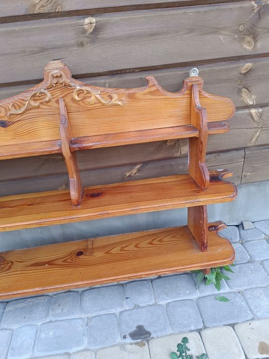 Drewniana półka z rzeźbionymi ornamentami