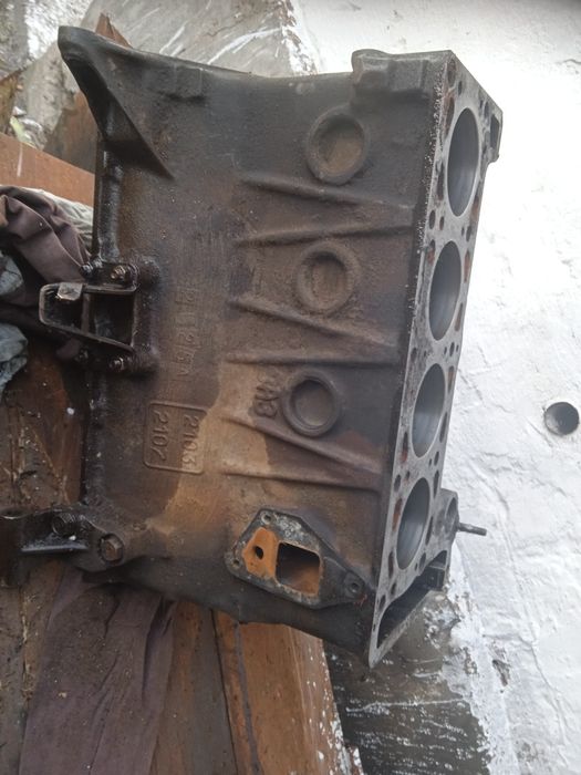 Блок двигуна з поршнями ваз 2107