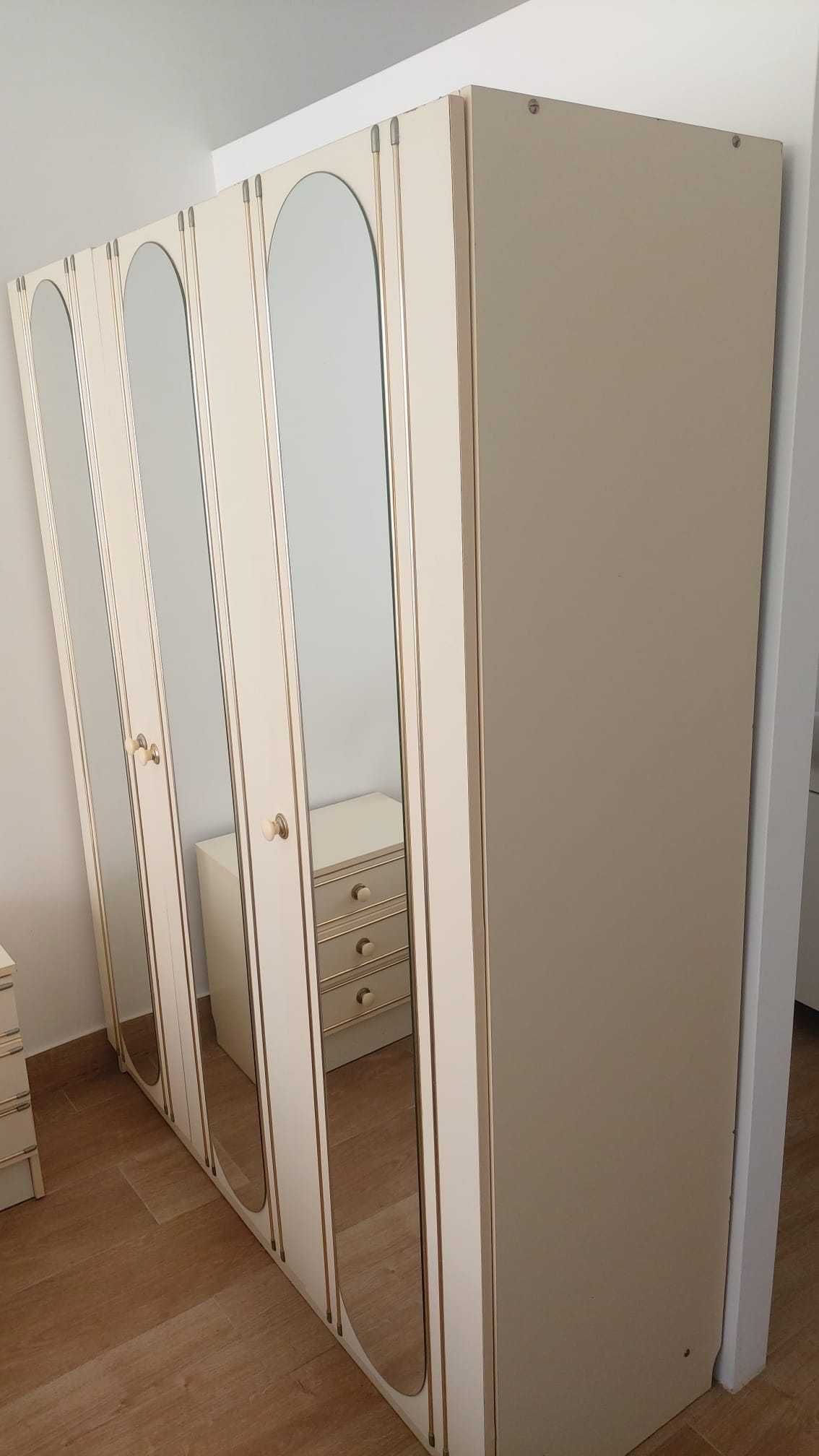 Armário Roupeiro Vintage com Espelhos – Estilo e Espaço num Só Móvel!