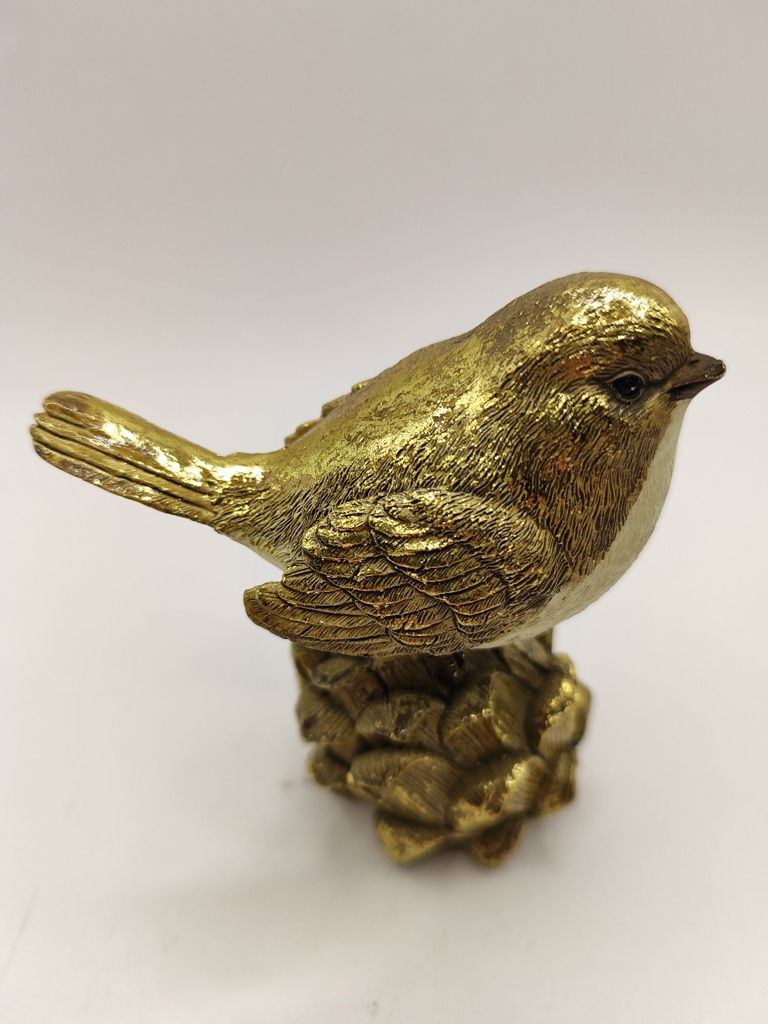 Ptak na szyszce ozdobna figurka ptaszek złocenia kolekcja prezent