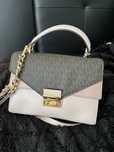 Mala Michael Kors em pele