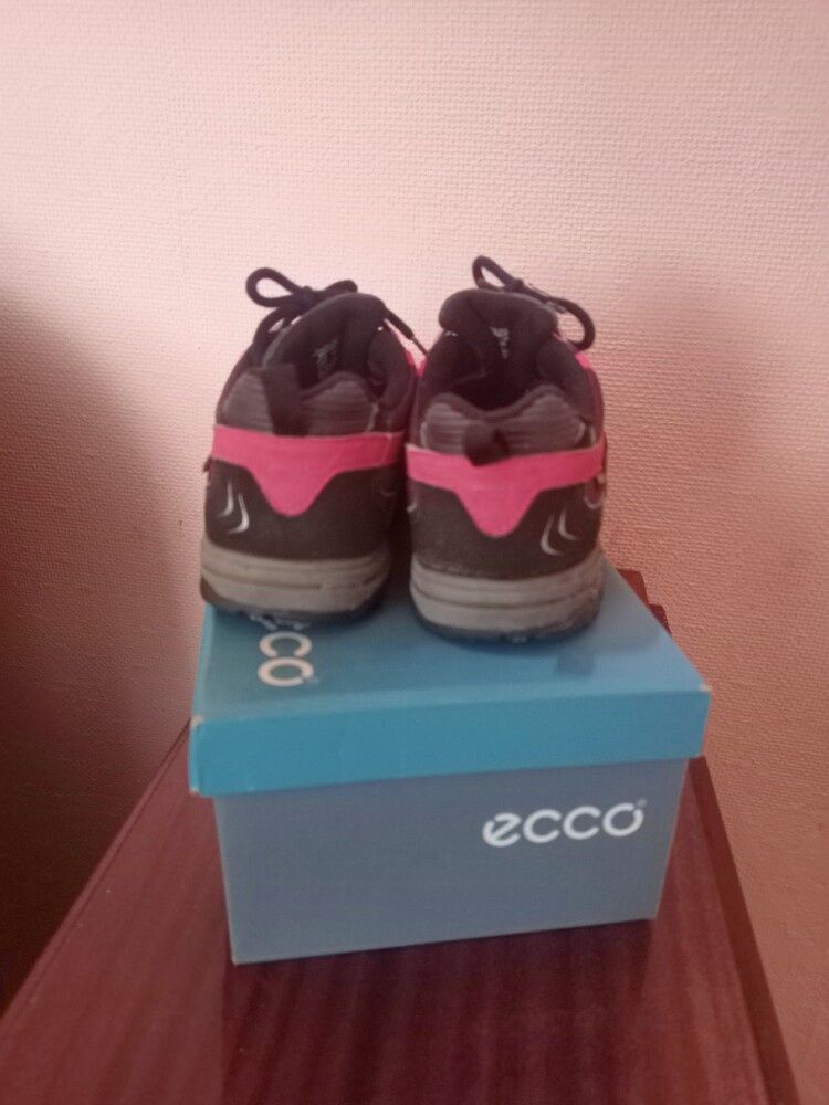 Ecco trail kids кросовки на девочку 34р,
стелька 21,5 см
Gore tex
Сост