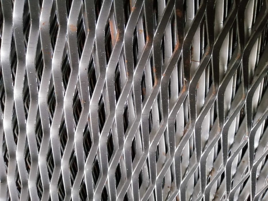 Chapas em metal distendido