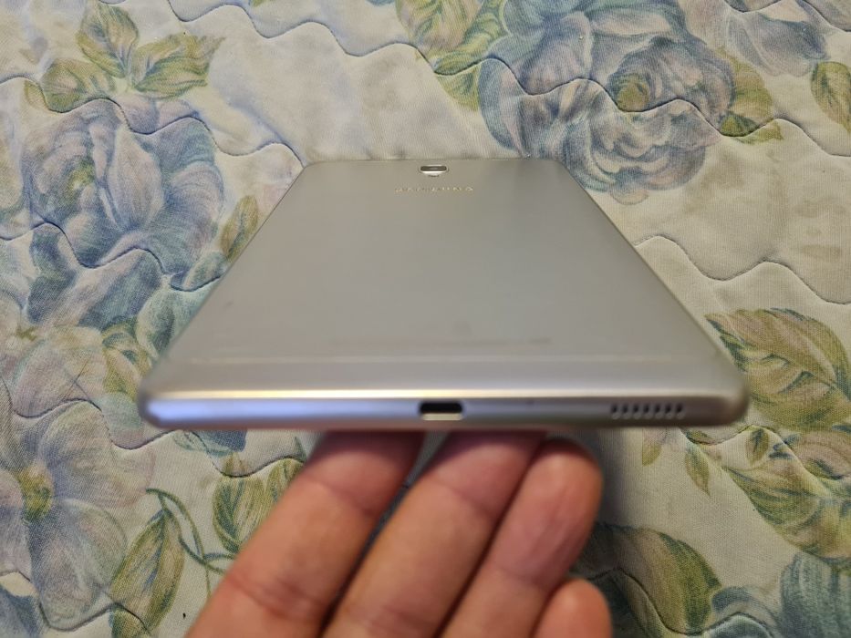 Планшет Samsung Galaxy 8 диагональ. 2/16. 9Андройд. Зарядка таэбси.