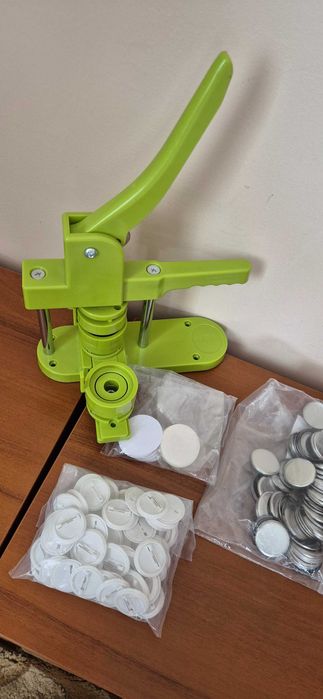 Станок для виготовлення значків