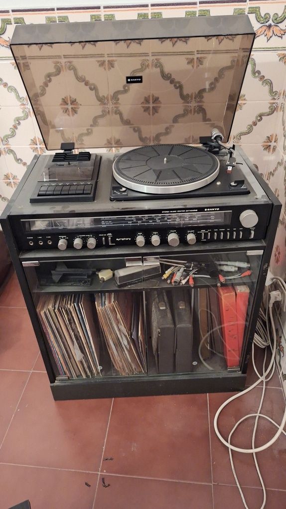 Vendo/Troco Gira discos + gravador + rádio + Móvel