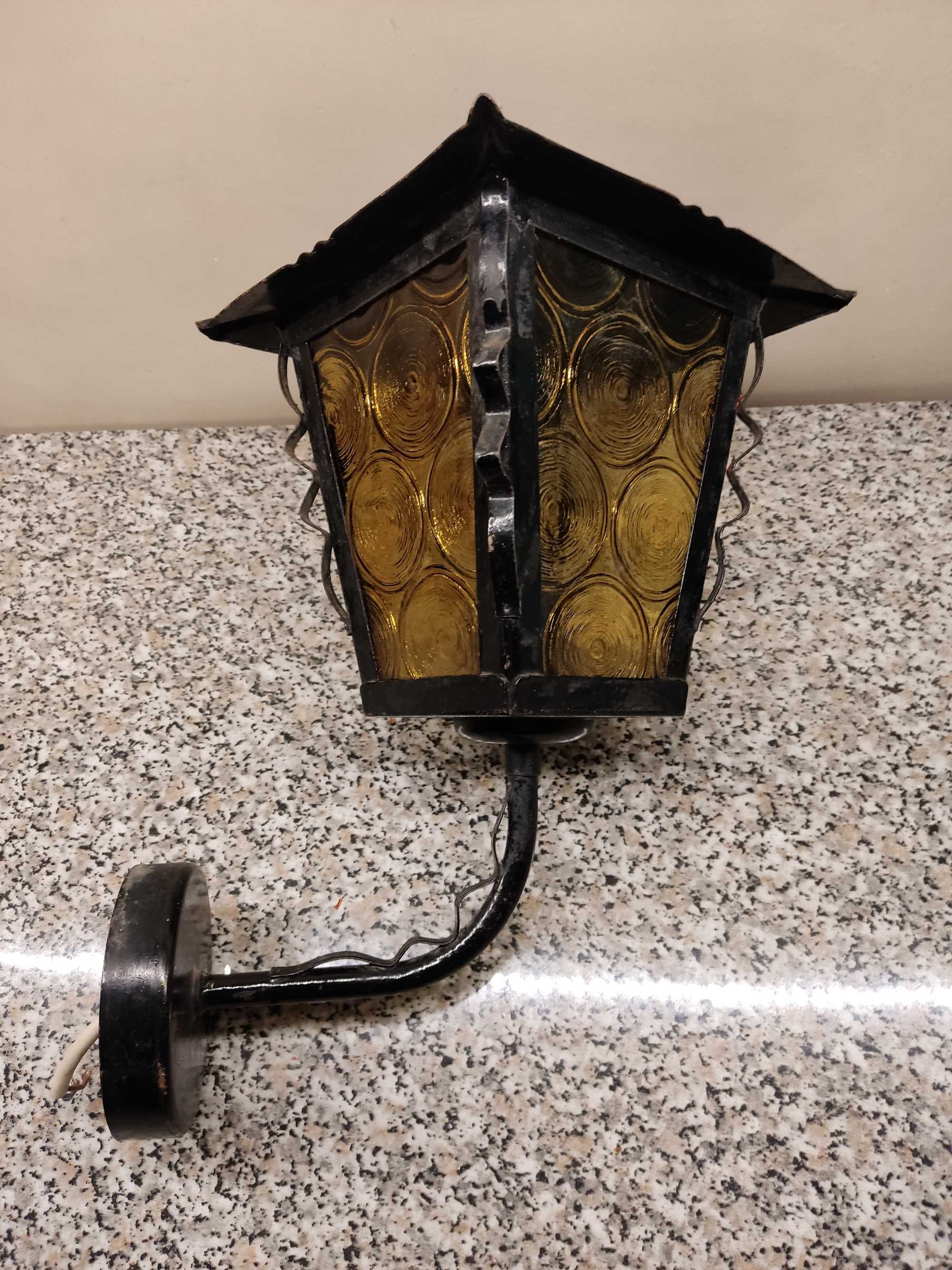 Stara retro lampa ścienna, kinkiet, na ganek, kamienice.