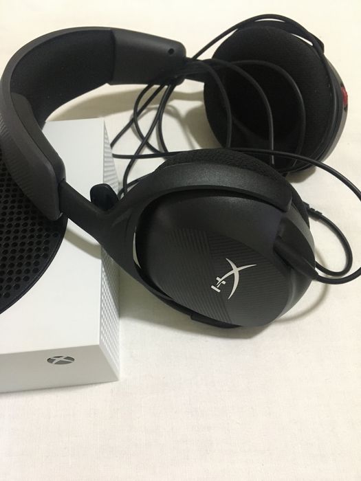 Xbox Series s com comando e headset gamer