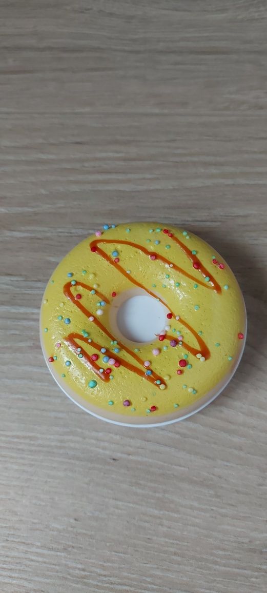 Sprzedam paletkę cieni do powiek Makeup Revolution Donuts
