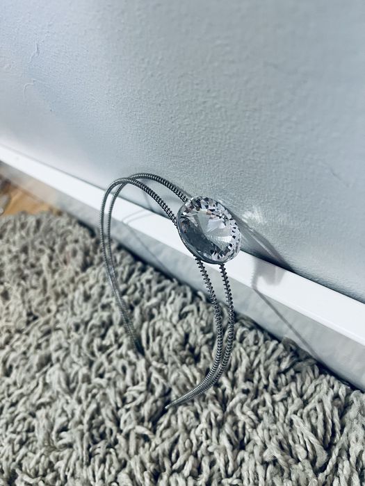 Metalowa srebrna opaska na glowe wlosy akcesoria z diamentem kamien