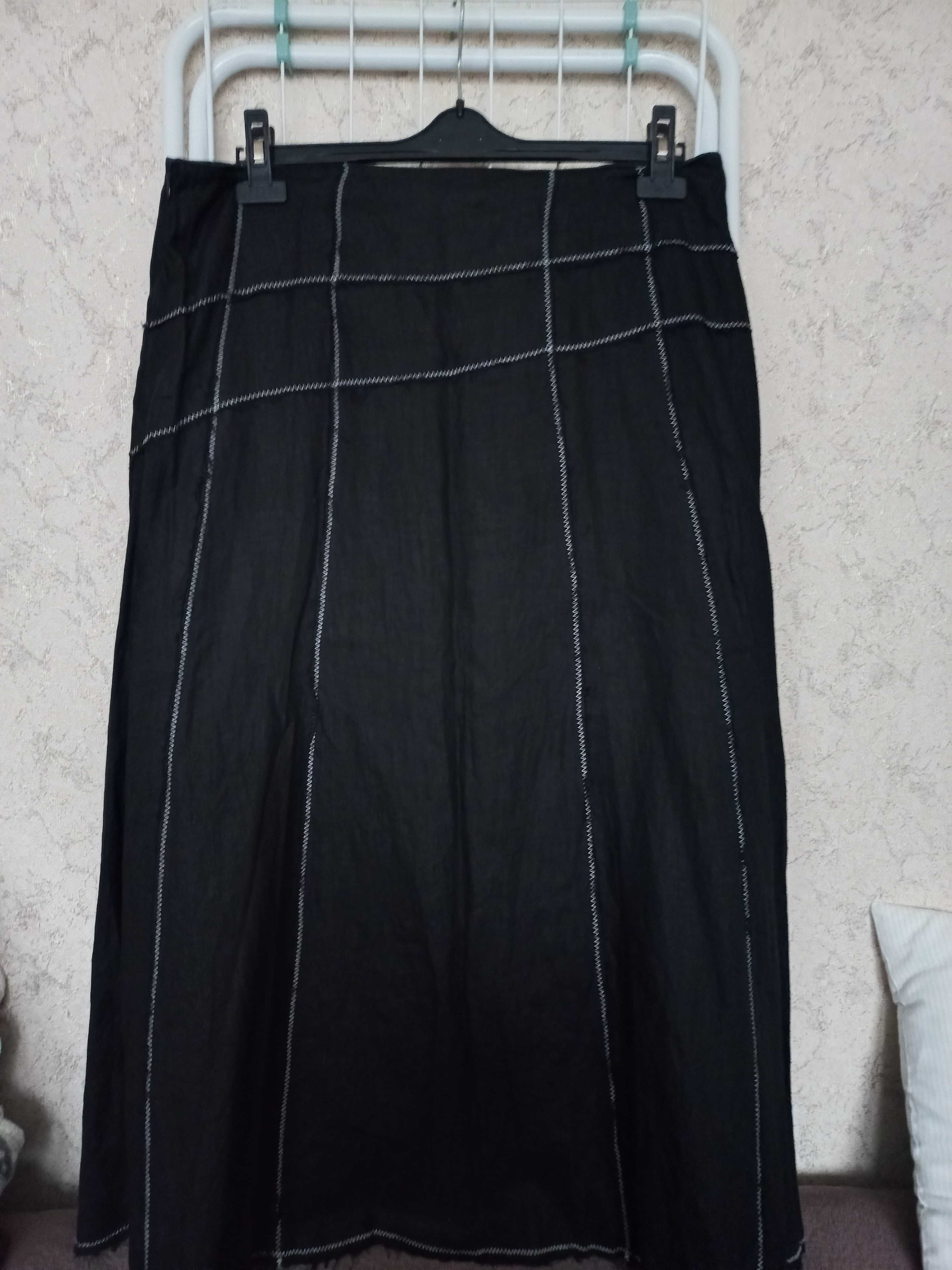 Czarna długa spódnica rozszerzana na dole z białymi przeszyciami