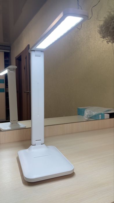 Современная настольная лампа