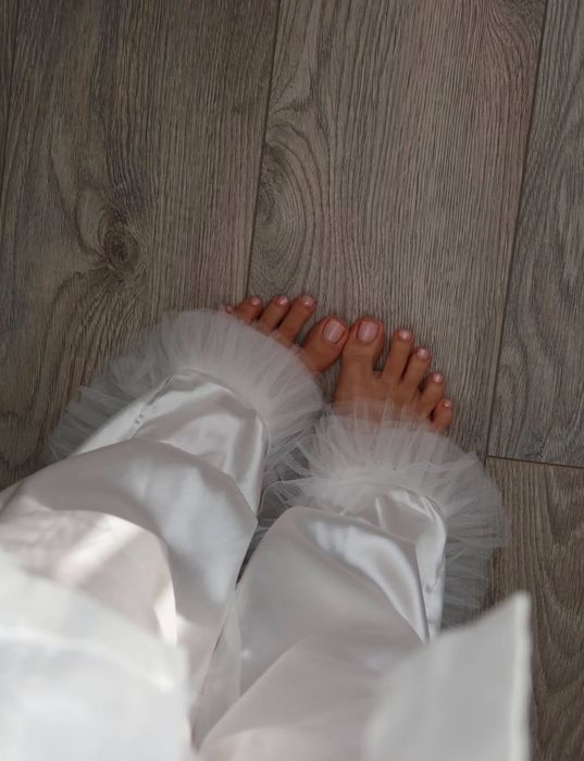 Біла піжама з рюшами