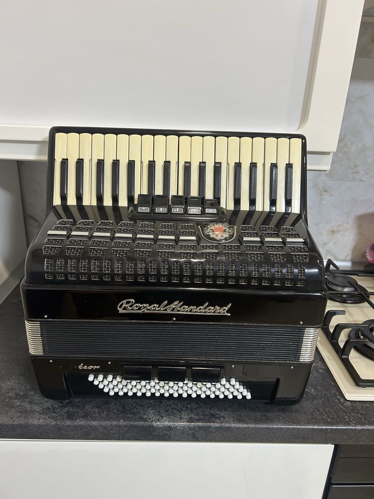 Акордеон royalstandart meteor 80