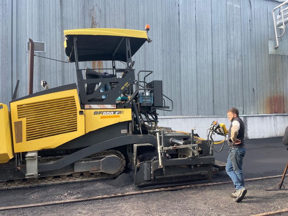 Оренда асфальтоукладчика та катка