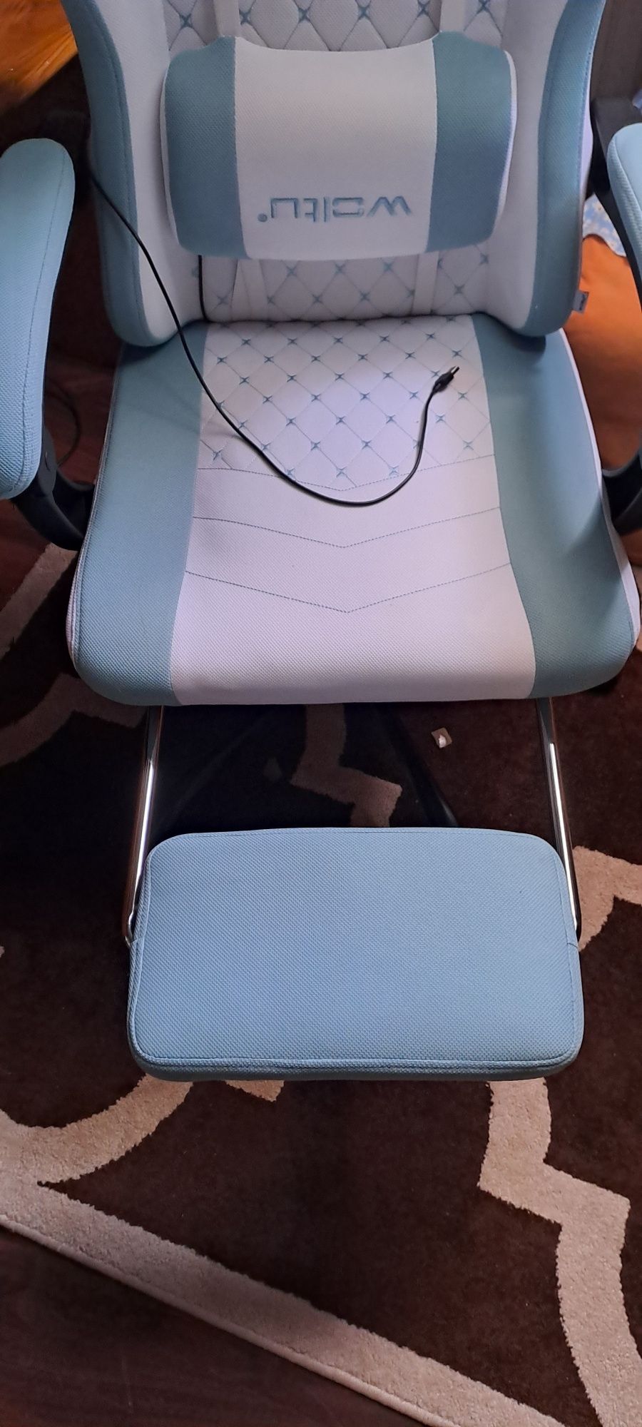 Cadeira com apoio para os pes e almofada que vibra