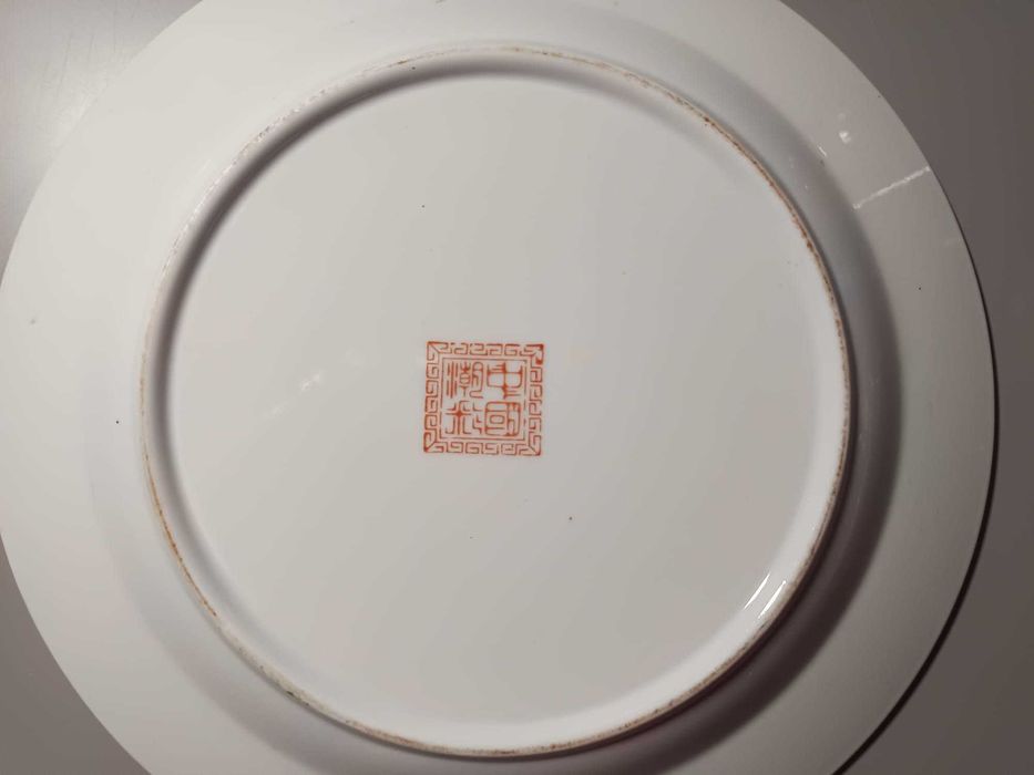 Prato decorativo chinês com motivo de fénix e flores de peónia